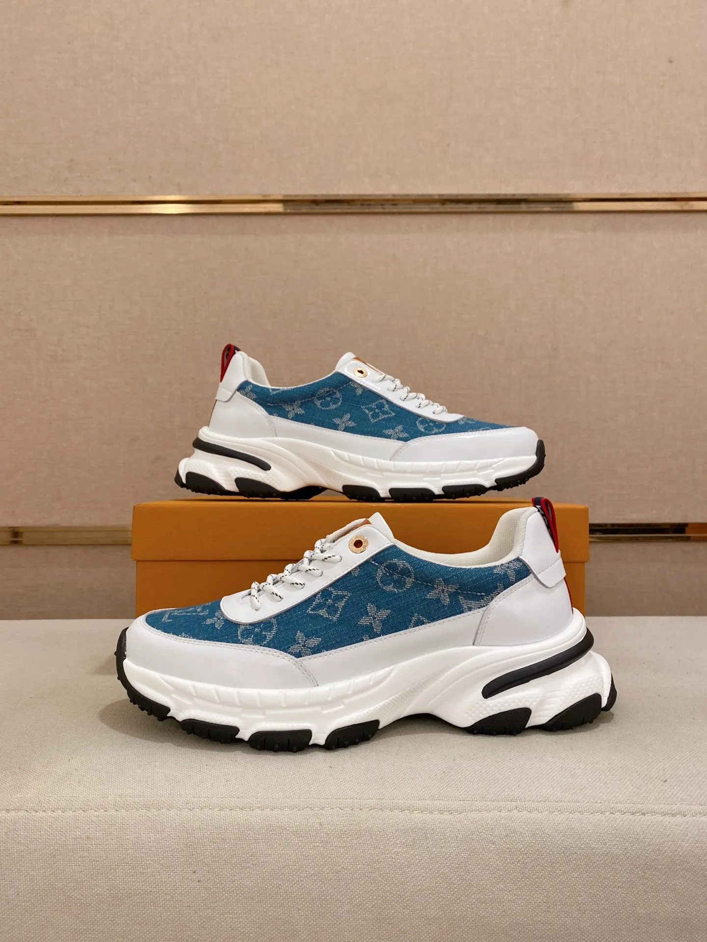 Men's shoes💰 442💰Louis Vuitton (Louis Vuitton/LV) top 🔍🔍 new models are on sale at the same time, the upper 🇮🇹 imported Italian first-layer cowhide, fully imported breathable mesh lining 💪💪, completely 1⃣️compared 1⃣️Reproduction🇮🇹💪💪, ⚠Sole: The original sole is specially provided by the original factory, the exclusive movable molded sole is super comfortable, ⚠Original factory follow-up goods, 🔍🔍high quality, you can enter and leave the counter at will, welcome to compare⚠. Code number: 38-44. Can be customized for 45 non-refundable!